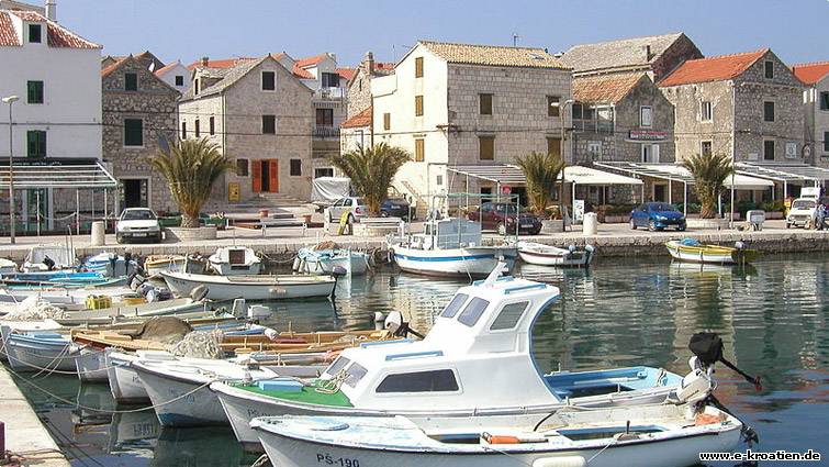 Primošten am Hafen